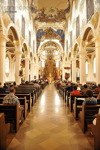 Gottesdienst  gotische  barockisierte  simultane Stadtpfarrkirche  Simultaneum  St. Martin  Biberach an der Riß  Baden-Württemberg  Deutschland  Europa