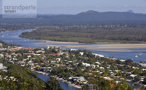 Blick auf Noosa Heads mit Noosa River  hinten Mount Cooroora  King of the Mountain Race  Queensland  Australien