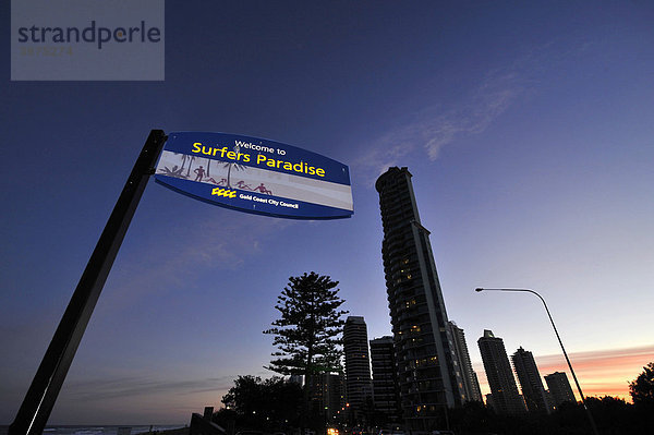 Nachtaufnahme Willkommensschild  Hochhäuser  Surfers Paradise  Gold Coast  New South Wales  Australien