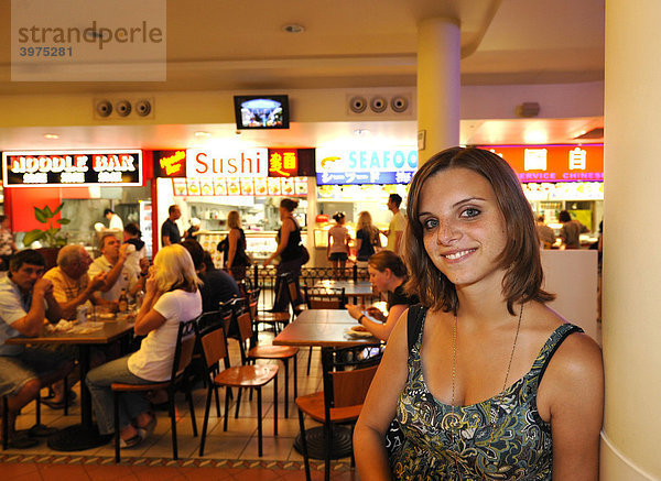 Junge Frau  International Food Market der Night Markets  Cairns  Queensland  Australien