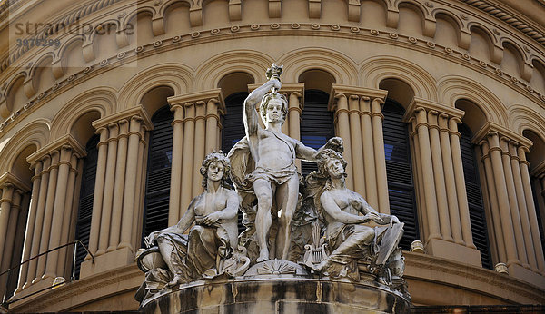 Detailaufnahme große zentrale Kupferkuppel  Statuen  Einkaufstempel Queen Victoria Building QVB  Sydney  New South Wales  Australien