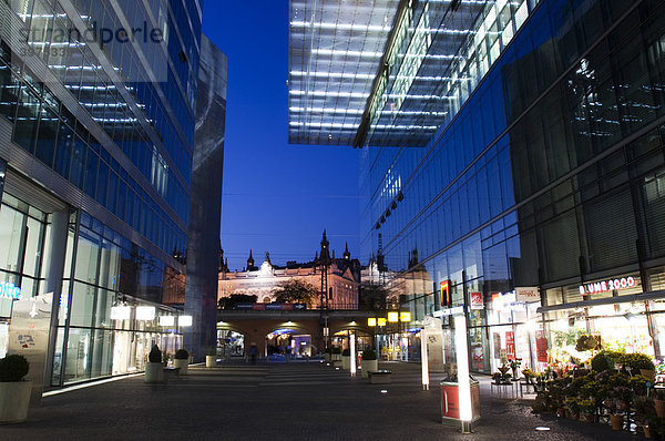 Theater des Westens  gesehen durch die Fassaden einer Einkaufspassage  Berlin  Deutschland