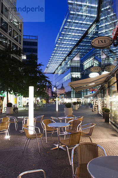 Straßencafe am Abend in einer Einkaufspassage  Berlin  Deutschland