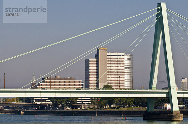 Severinsbrücke mit Blick auf Deutz  Köln  Nordrhein-Westfalen  Deutschland