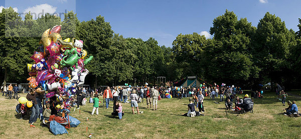 Kinderfest mit Ballonverkäufer und Zirkus  Berlin  Deutschland