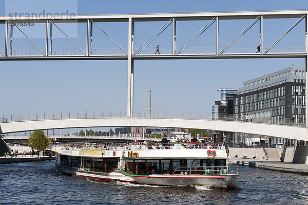 Brücke zwischen Marie-Elisabeth-Lüders-Haus und Paul-Loebe-Haus  Architekt Stephan Braunfels  darunter die Spree mit Ausflugsschiff  Berlin  Deutschland  Europa