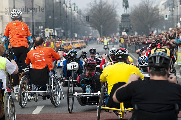 Start mit Hightech Rollstühlen  Halbmarathon mit über 25.000 Läufern und Rollstuhlfahrern  Berlin  Deutschland  Europa