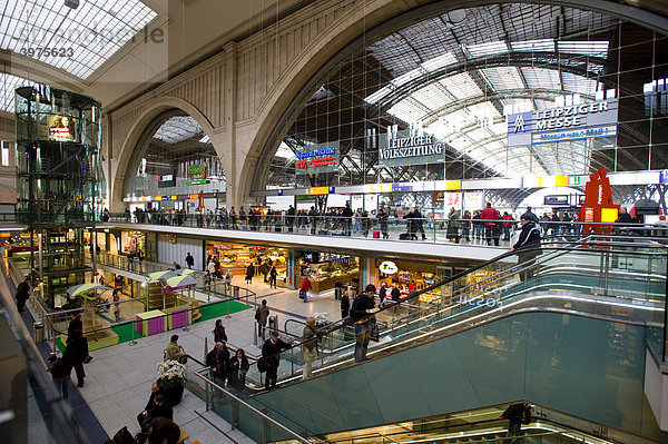 Leipzig Hauptbahnhof mit Einkaufspassage  Leipzig  Deutschland  Europa
