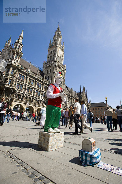 Kleindarsteller auf dem Marienplatz vor dem Rathaus  München  Bayern  Deutschland  Europa