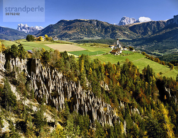 Rittner Erdpyramiden bei Mittelberg  Herbst  Ritten  Bozen  Südtirol  Italien  Europa