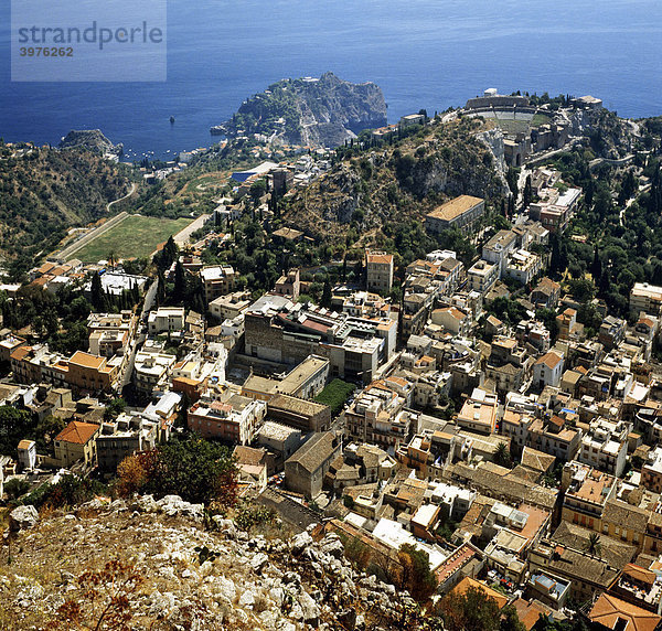 Blick vom Castelmola über Taormina  antikes Römisches Theater  Meer  Sizilien  Italien  Europa