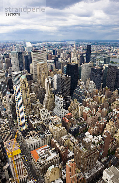 Blick vom Empire State Building auf Manhattan  New York City  USA