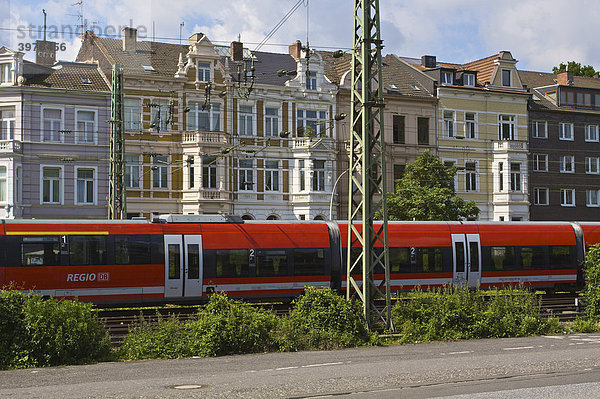Regio Zug der Deutsche Bahn AG vor Gründerzeithäusern in der Innenstadt von Bonn  Nordrhein-Westfalen  Deutschland  Europa