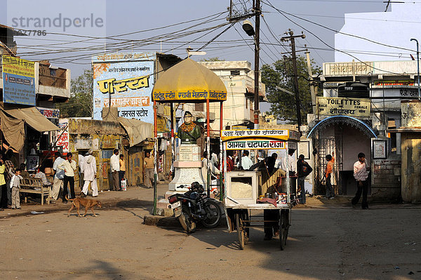 Straßenszene im Zentrum von Mandawa  Region Shekhawati  Rajasthan  Nordindien  Indien  Südasien  Asien
