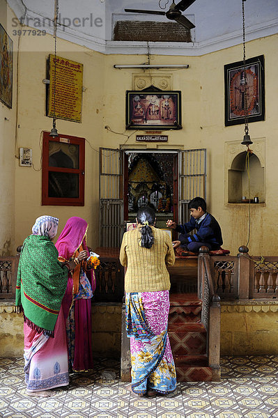 Gläubige Hindus huldigen der Göttin Kalka Devi  Junagarh Fort  Stadtpalast  Bikaner  Rajasthan  Nordindien  Indien  Südasien  Asien