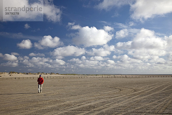 Frau läuft am Strand der Insel R¯m¯  T¯nder  Dänemark  Europa