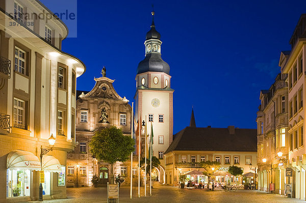 Marktplatz mit Rathaus und Rathausturm  Ettlingen  Baden-Württemberg  Deutschland  Europa