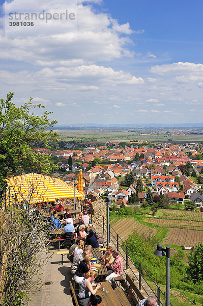 Terrassenrestaurant der Wachtenburg mit Blick auf Wachenheim und ins Rheintal  Wachenheim  Naturpark Pfälzerwald  Pfalz  Rheinland-Pfalz  Deutschland  Europa