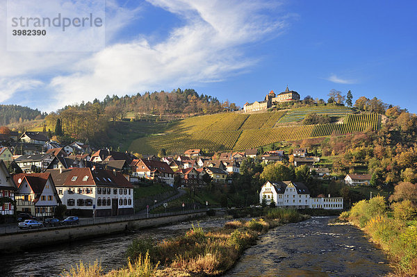 Fluss Murg mit Schloss Eberstein und Ortsbild  Gernsbach Obertsrot  Schwarzwald  Baden-Württemberg  Deutschland  Europa