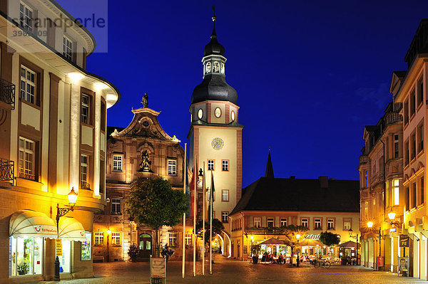 Marktplatz mit Rathaus und Rathausturm  Ettlingen  Schwarzwald  Baden-Württemberg  Deutschland  Europa