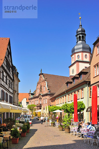 Kirchenplatz mit Rathaus und Rathausturm  Ettlingen  Schwarzwald  Baden-Württemberg  Deutschland  Europa