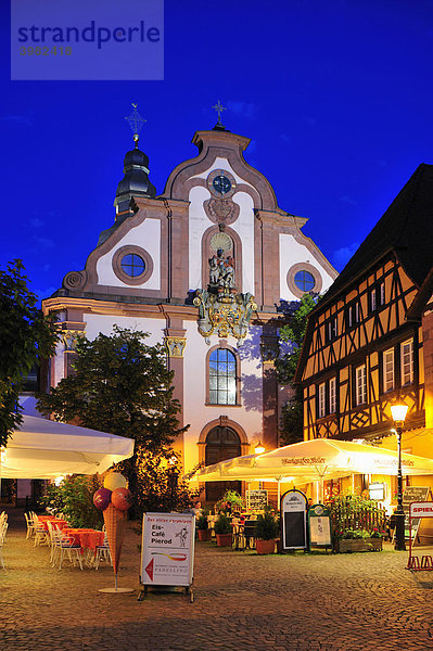 Kirchenplatz mit Sankt Martinskirche  Ettlingen  Schwarzwald  Baden-Württemberg  Deutschland  Europa