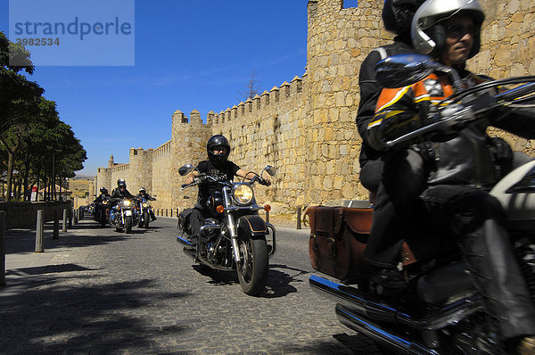 Gruppe von Motorradfahrern fahren entlang der Mauern von Avila  Kastilien-LeÛn  Spanien  Europa