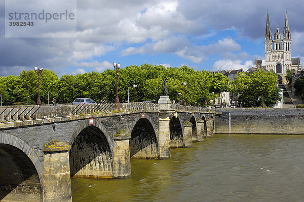 Brücke von Verdun und Kathedrale von Angers  Maine-et-Loire  Frankreich  Europa