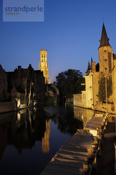 Glockenturm und Dijver Fluss am Abend  Brügge  Flandern  Belgien  Europa