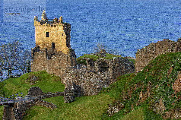 Urquhart Castle Burg  Loch Ness See  Highlands  Schottland  Vereinigtes Königreich  Europa
