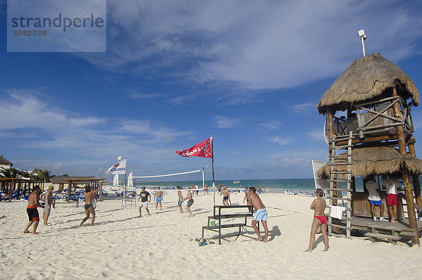 Menschen spielen Beach-Volleyball am Maroma Beach Strand  Karibik  Quintana Roo Staat  Riviera Maya  Halbinsel Yucatan  Mexiko