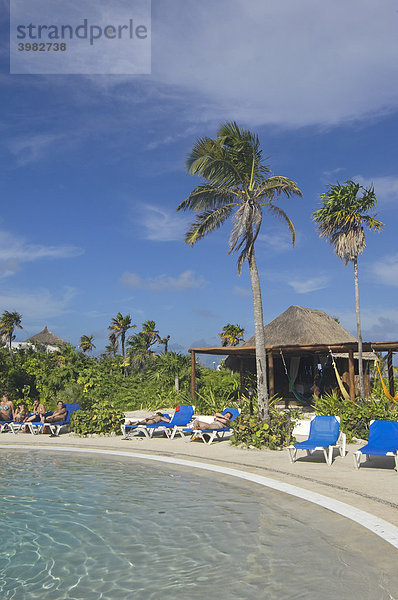 Swimming-Pool im all-inclusive Urlaubsort Maroma Beach  Karibik  Quintana Roo Staat  Riviera Maya  Halbinsel Yucatan  Mexiko