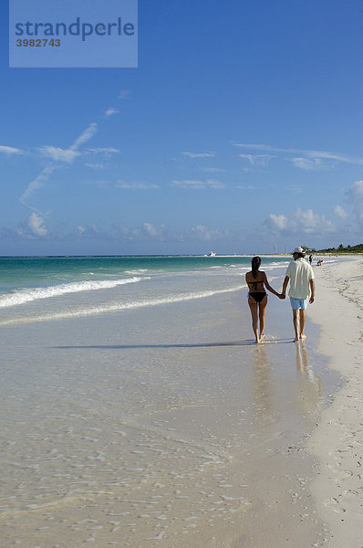 Paar am Maroma Beach Strand  Karibik  Quintana Roo Staat  Riviera Maya  Halbinsel Yucatan  Mexiko