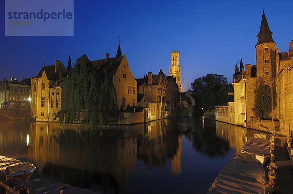 Glockenturm und Dijver Fluss in der Abenddämmerung  Brügge  Flandern  Belgien  Europa