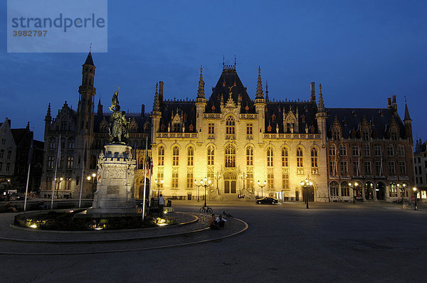 Landesregierung-Palast und das Denkmal von Jan Breydel und Pieter de Coninck auf dem Markt  Marktplatz  in der Abenddämmerung  Brügge  Flandern  Belgien