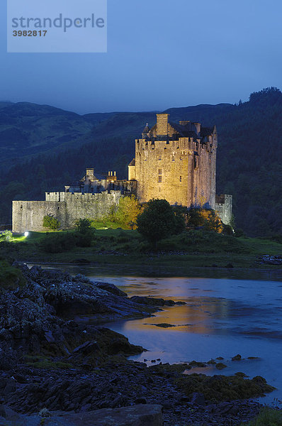 Eilean Donan Castle Burg und Loch Duich See in der Abenddämmerung  Highlands Region  Schottland  Vereinigtes Königreich  Europa