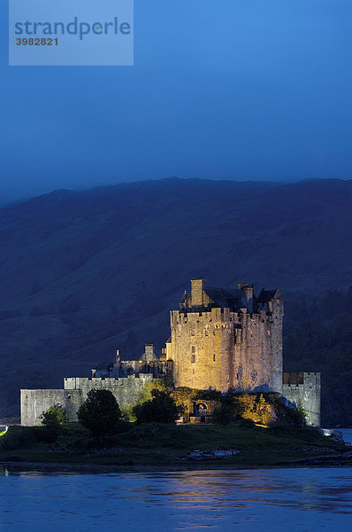 Eilean Donan Castle Burg und Loch Duich See in der Abenddämmerung  Highlands Region  Schottland  Vereinigtes Königreich  Europa