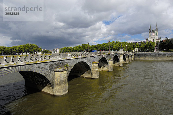 Verdun-Brücke und Kathedrale von Angers  Maine-et-Loire  Frankreich  Europa