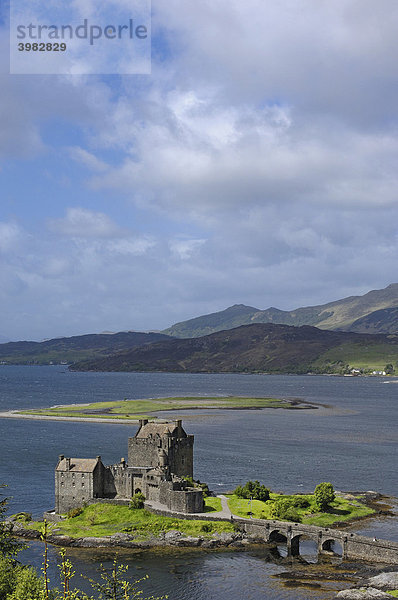 Eilean Donan Castle Burg und Loch Duich See  Highlands Region  Schottland  Vereinigtes Königreich  Europa