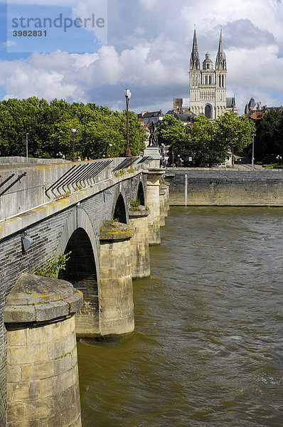 Verdun-Brücke und Kathedrale von Angers  Maine-et-Loire  Frankreich  Europa