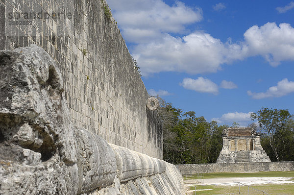 Ballspielplatz und Tempel  Maya-Ruinen von Chichen Itza  Riviera Maya  Halbinsel Yucatan  Mexiko