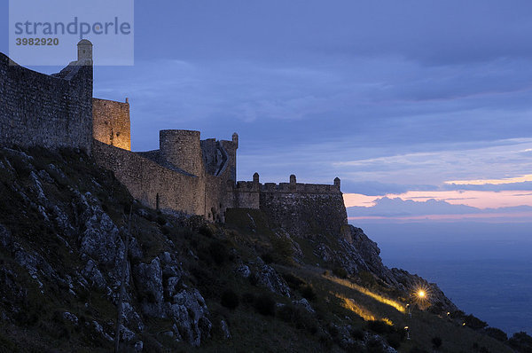 Burg Marvao in der Dämmerung  Marv„o  Alentejo  Portugal  Europa