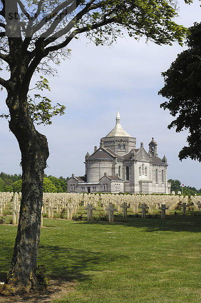 Soldatenfriedhof und Gedenkstätte des Ersten Weltkriegs bei Notre-Dame de Lorette  Pas-de-Calais  Somme-Tal  Frankreich  Europa