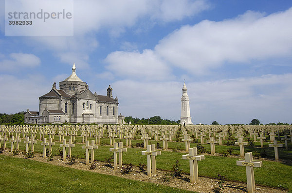 Soldatenfriedhof und Gedenkstätte des Ersten Weltkriegs bei Notre-Dame de Lorette  Pas-de-Calais  Somme-Tal  Frankreich  Europa