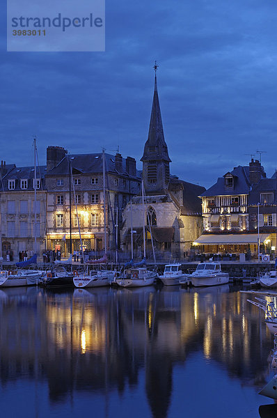 Hafen in der Abenddämmerung  Honfleur  Provinz Calvados  Normandie  Frankreich  Europa