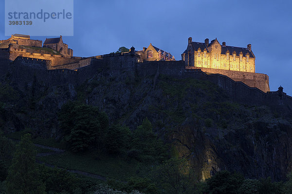 Edinburgh Castle in der Abenddämmerung von der Princes Street aus gesehen  Edinburgh  Schottland  Vereinigtes Königreich  Europa
