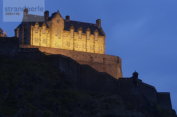 Edinburgh Castle in der Abenddämmerung von der Princes Street aus gesehen  Edinburgh  Schottland  Vereinigtes Königreich  Europa