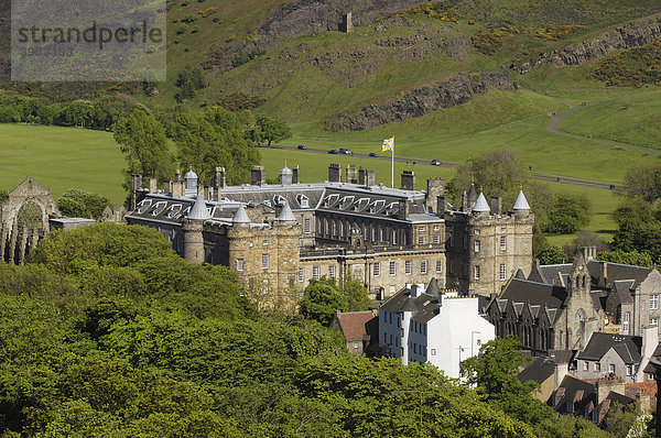 Holyrood Palace am Royal Mile von Calton Hill aus gesehen  Edinburgh  Region Lothian  Schottland  Vereinigtes Königreich  Europa