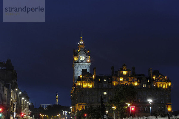 Balmoral Hotel und Carlton Hill in der Dämmerung  Edinburgh  Region Lothian  Schottland  Vereinigtes Königreich  Europa