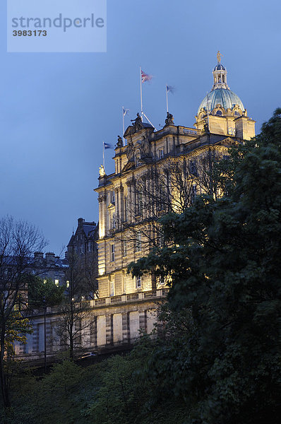 Bank of Scotland in der Dämmerung  Edinburgh  Region Lothian  Schottland  Vereinigtes Königreich  Europa